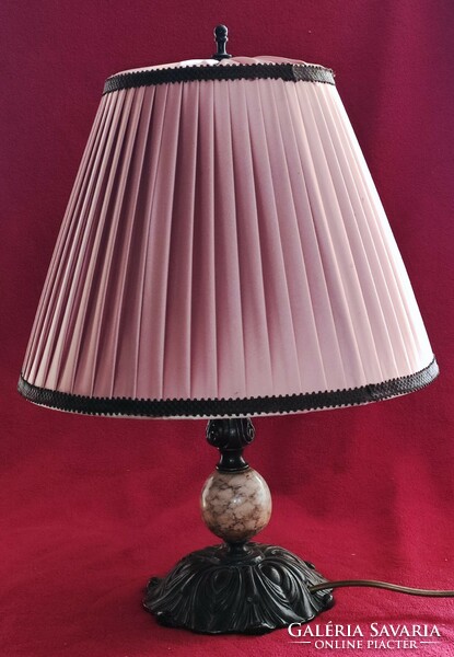 Asztali lámpa ernyővel