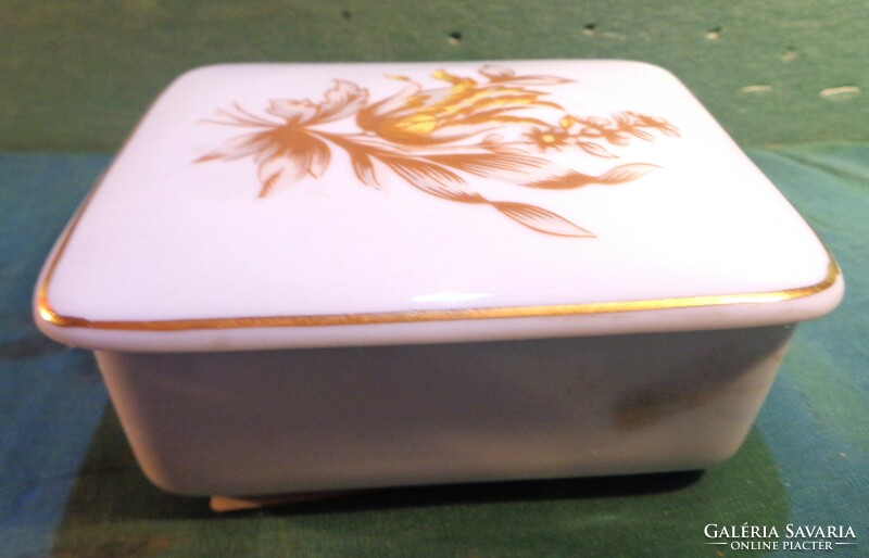 Ravenclaw porcelain bombonier / 7x8x4 cm/, hand-painted, with a flower-patterned lid.