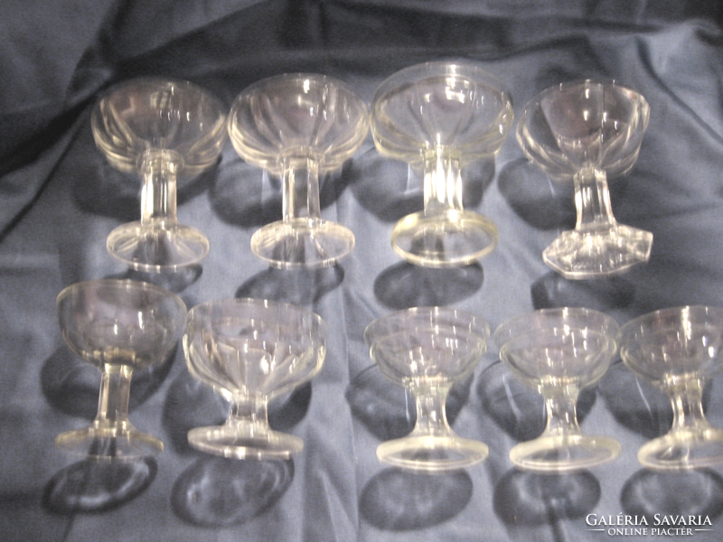 Antik, retro koktélos, serbetes üveg és kristály talpas poharak