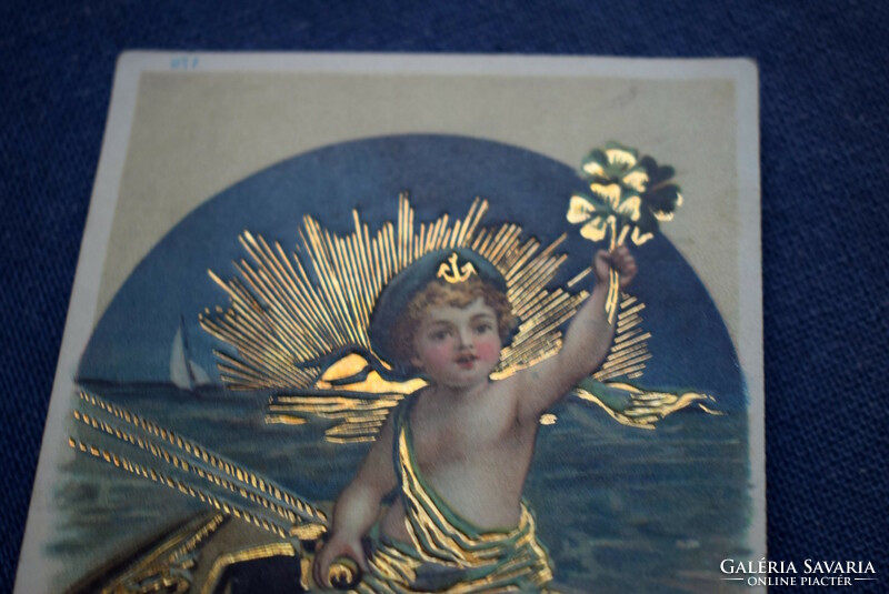 Antik arannyal préselt Újévi üdvözlő képeslap -kis matróz hajón, 4levelű lóhere , aranyló naplemente