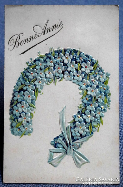 Antik dombornyomott Újévi üdvözlő képeslap - szerencsepatkó nefelejcsből 1909ből