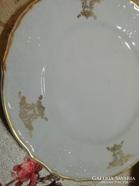 Porcelán tányérok 2.db . A képeken látható állapotban van