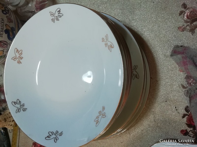 Porcelán tányérok 11db . A képeken látható állapotban van