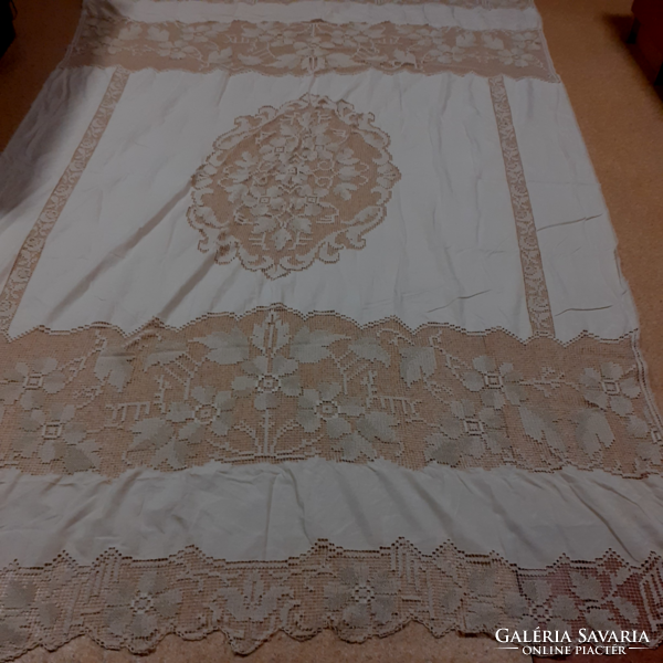 Large lace bedspread 300 cm x 184 cm