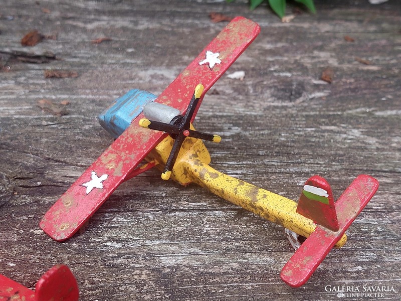 Régi fából készített egyedi repülők a 80-as évekből dekorációnak.