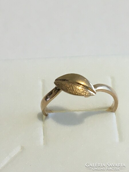 14 Ct gold ring with coffee bean shaped head, 1.68 g