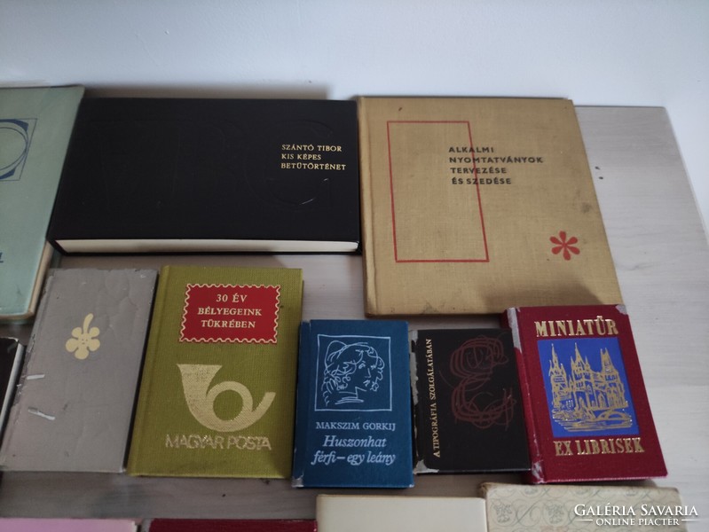 Collection of 24 retro minibooks