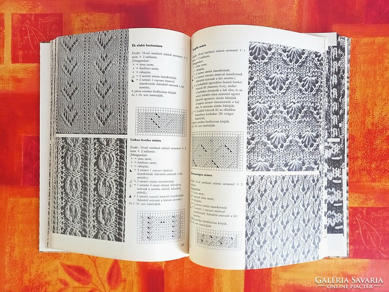 Kötőmintakönyv, sok illusztrált minta, többféle kötés típus
