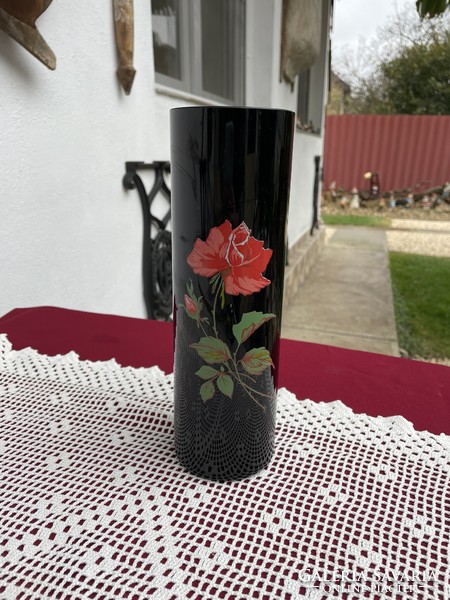 Gyönyörű  fekete rózsa mintával virágos karcagi berekfürdői üveg váza Gyűjtői mid-century modern