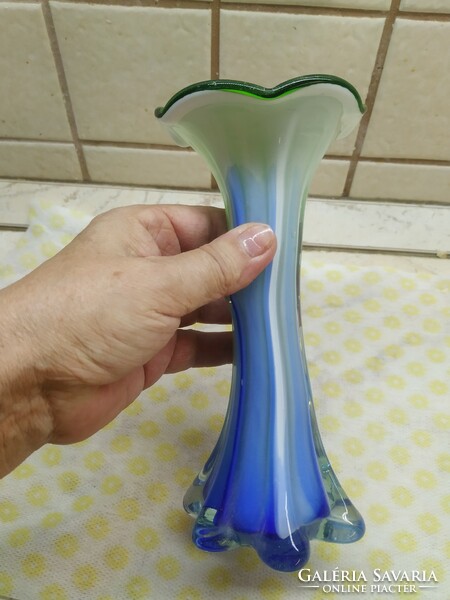 Színes, szakitott üveg váza eladó!