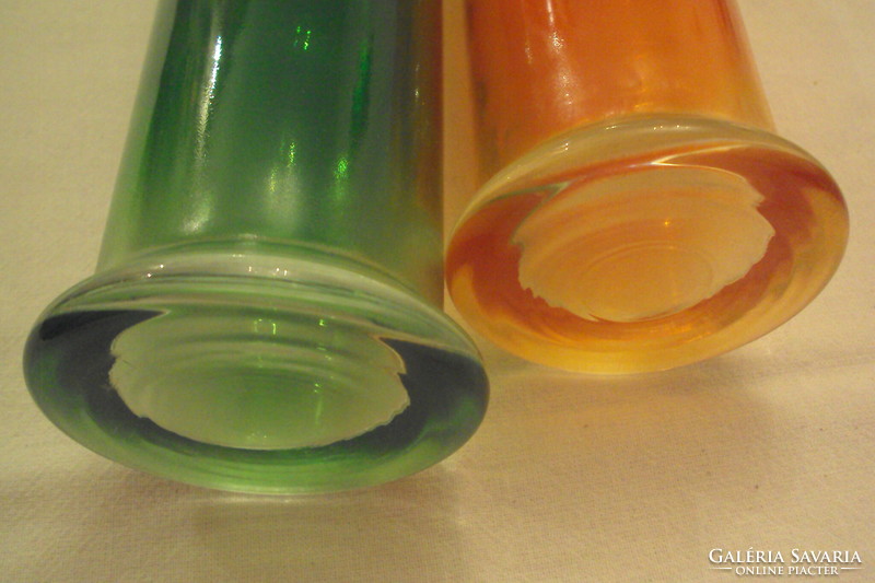Két db.peremes talpú, színes (zöld-narancs) üveg váza együtt.