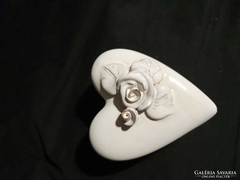 Kerámia szív alakú ékszertartó, rózsa díszítéssel