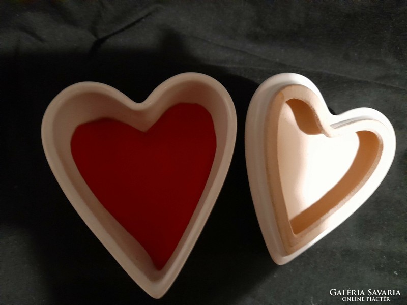 Ceramic heart-shaped jewelry holder with rose decoration