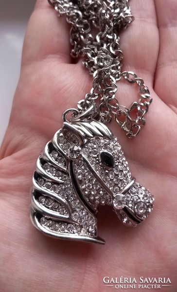 Gyémánt csiszolású ezüstözött lánc strassz zebra medállal.