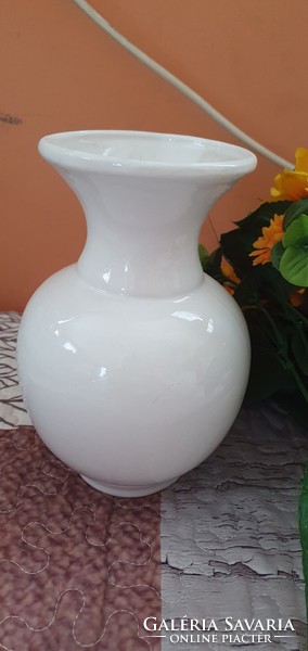 Fehér kerámia öblös váza napraforgó csokorral