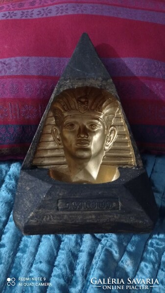 Egyiptomi piramis makett arany színű fáraó fejjel