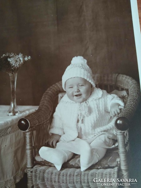 Contemporary studio photo of a small child, probably around the 1920s-30s, size: 14 cm x 9 cm