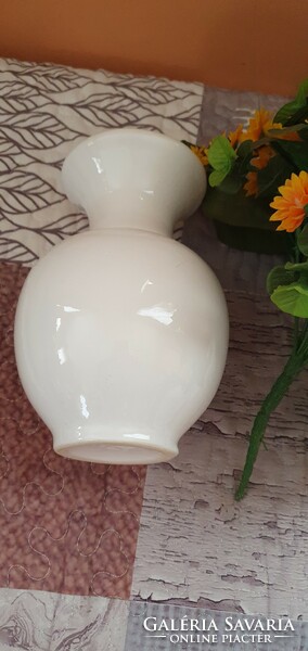 Fehér kerámia öblös váza napraforgó csokorral
