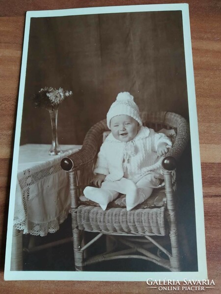 Korabeli kisgyerek műtermi fotó, talán az 1920-30-as évek körüli, méret: 14 cm x 9 cm