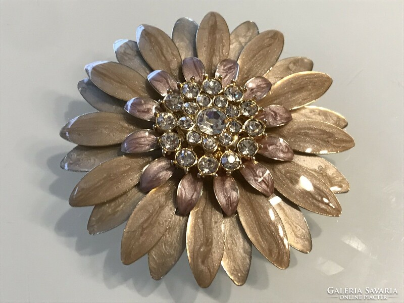 Daisy-shaped brooch with enameled petals, crystal center, diameter 6.7 cm