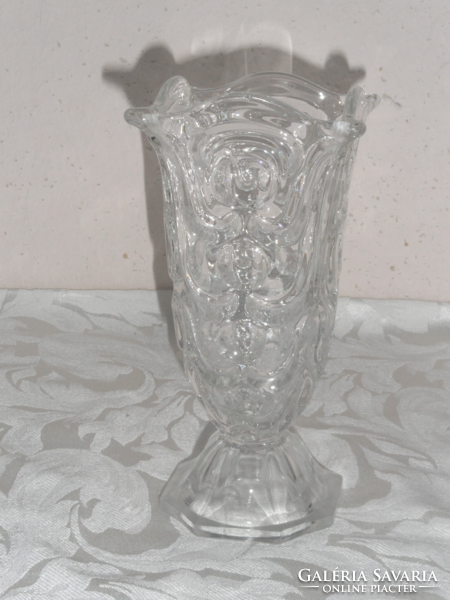 Öntött üveg talpas váza