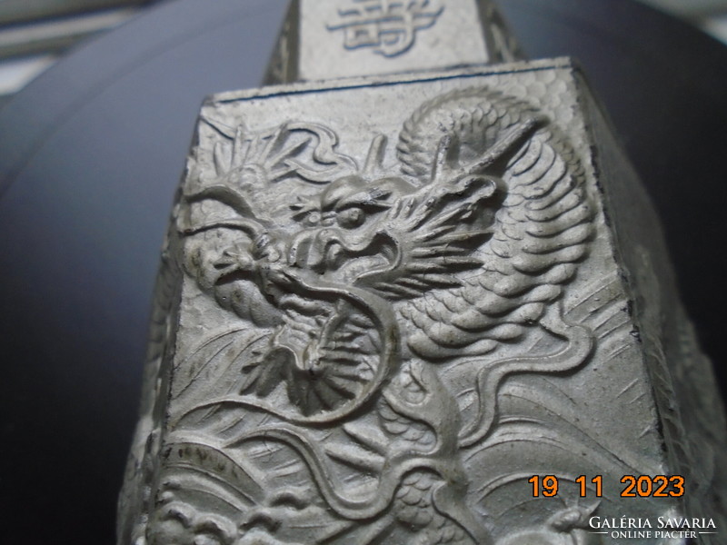 20.sz kínai jelzett 6 szögletes teafűtartó,díszes dombor sárkány mintával,kalligrafikus fedéllel