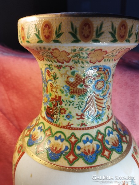 Gyönyörű kínai porcelán váza festett életképpel, virágos peremmintákkal,  35 cm.