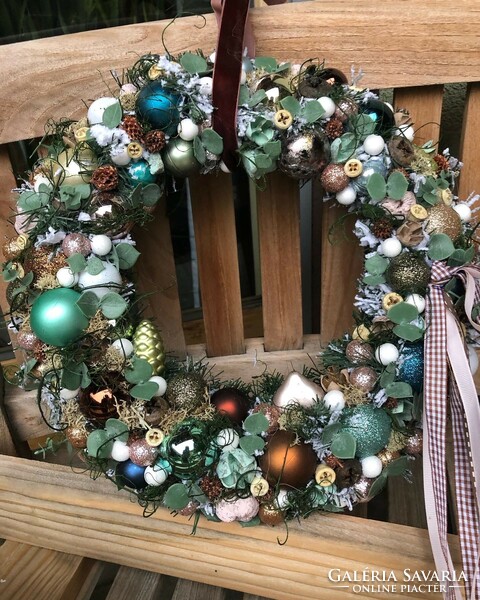 Karácsonyi ajtókopogtató gömbökkel