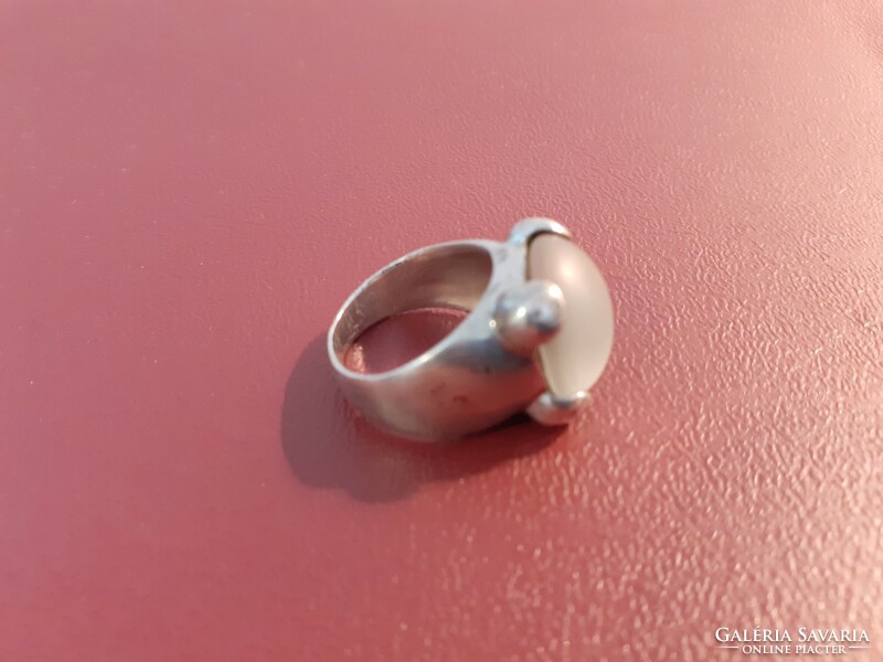 Silver ring with quartz stone, 10.00 grams.