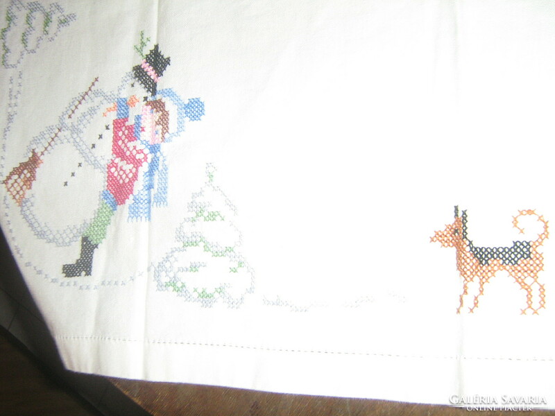 Beautiful hand-embroidered cross-stitch pine tree snowman little girl pattern white woven tablecloth