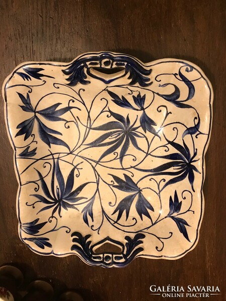 Porcelain faience bowl / tray, without markings. The work of an unknown workshop. With a very nice floral pattern.