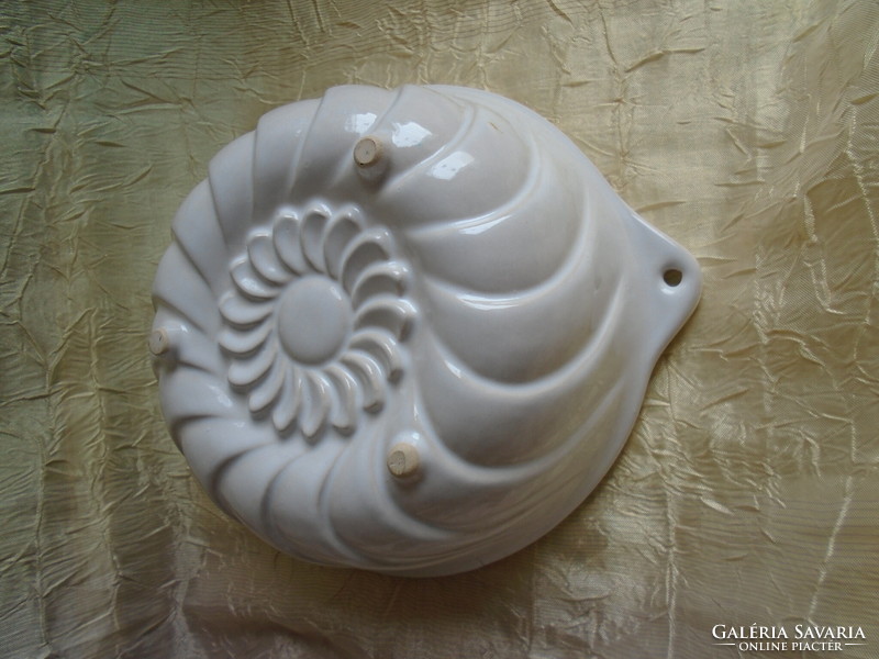 White ceramic baking dish. Avg. 18.3 cm.