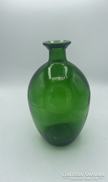 Zöld likőrös üveg