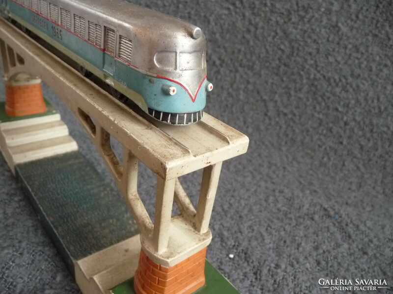 Régi vasúti emlék MÁV motorvonati asztali dísz alu mozdony viadukton ritka vasutas emlék Debrecen