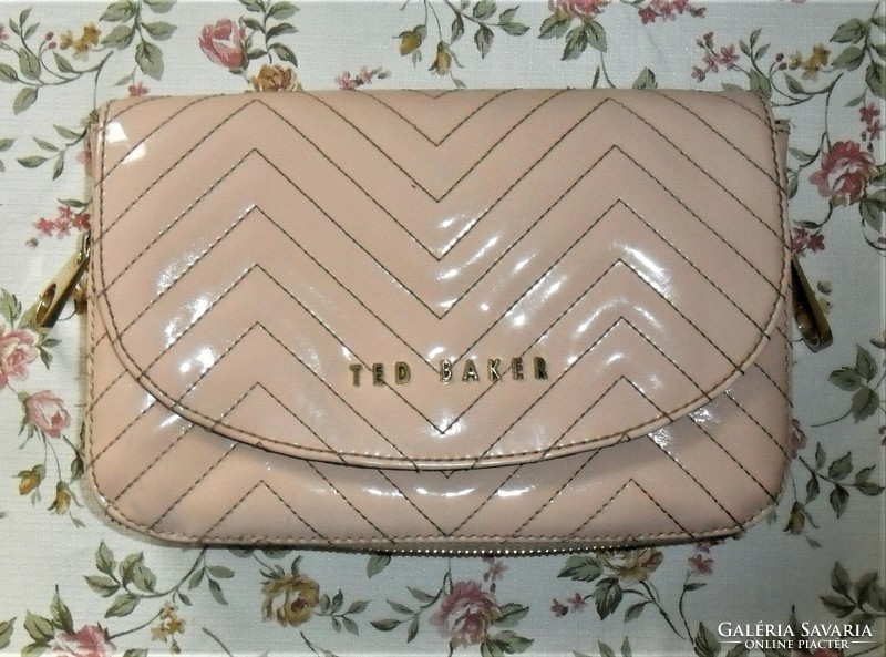 Ted baker quilted, lacquer, envelope bag / handbag. 22 Cm x 16 cm.