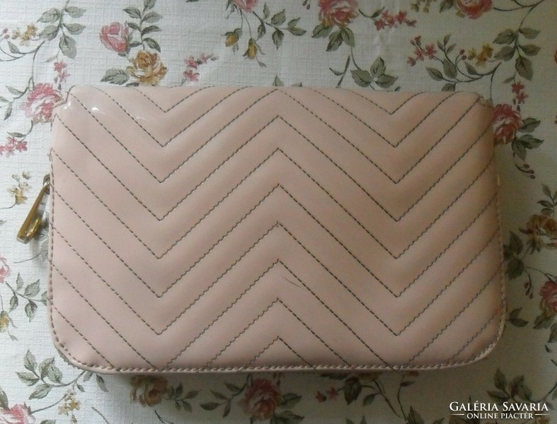 Ted baker quilted, lacquer, envelope bag / handbag. 22 Cm x 16 cm.