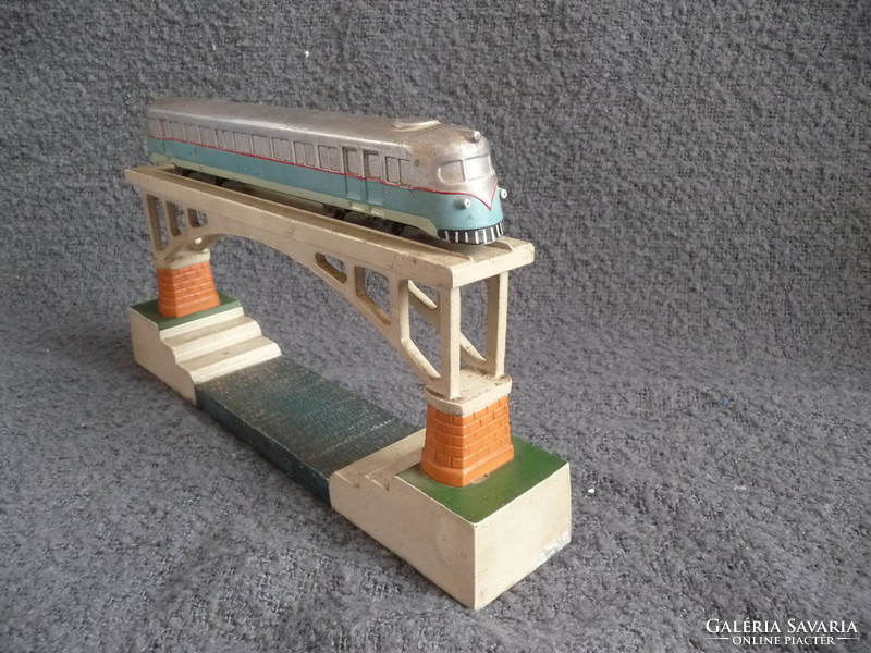 Régi vasúti emlék MÁV motorvonati asztali dísz alu mozdony viadukton ritka vasutas emlék Debrecen