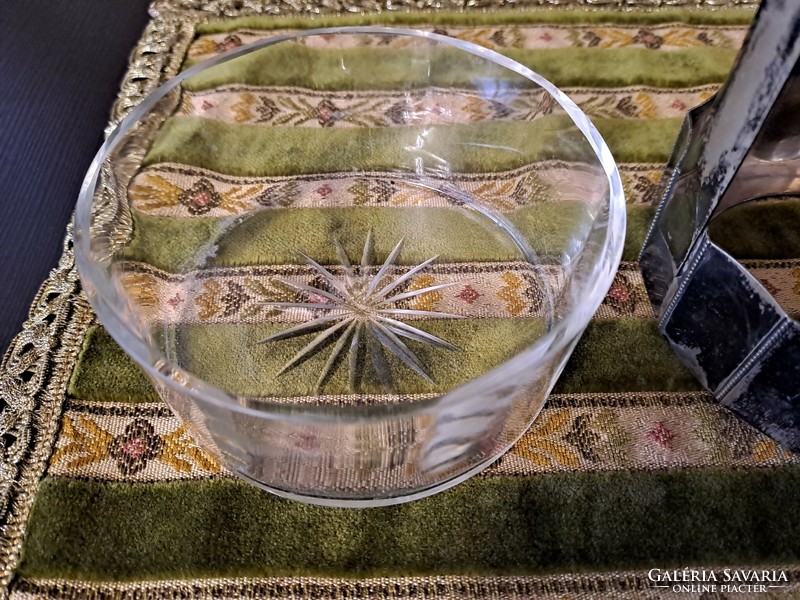 Offering glass with insert