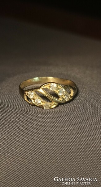 Beautiful gold rings with brilliant stones in a curved pattern