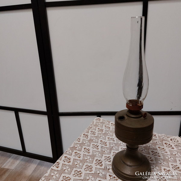 Petróleum lámpa, parasztlá / spiáter-réz testtel, üveg cilinderrel