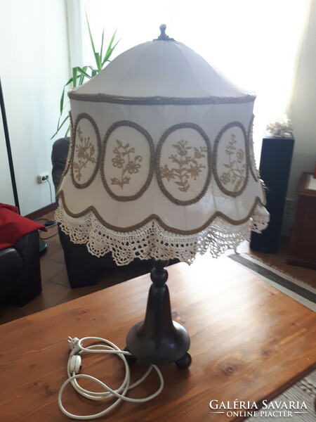 Nagy antik bronz asztali lámpa hímzett textil lámpaernyővel