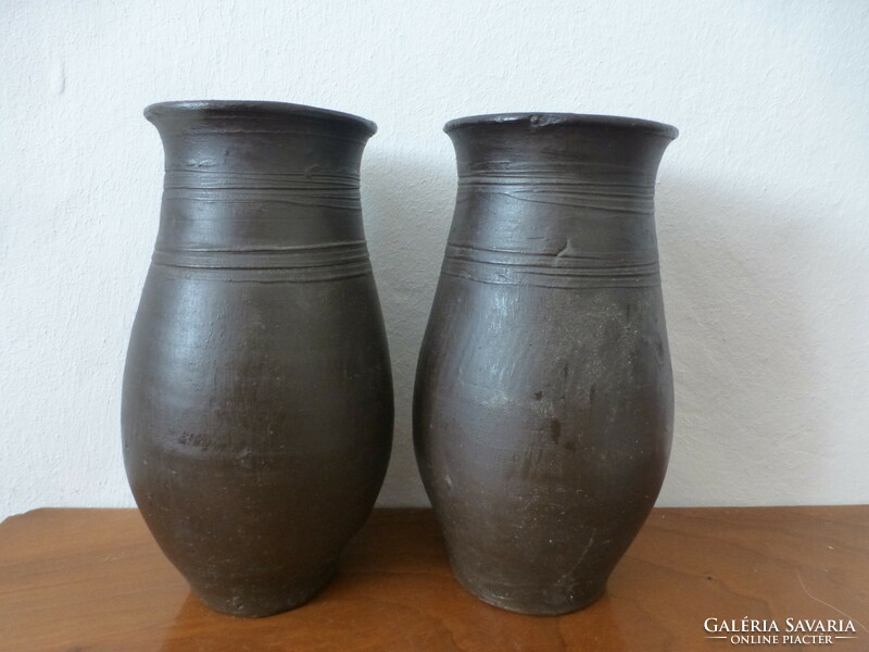 Antik korondi fekete vázák