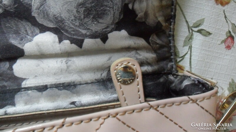 Ted baker quilted, lacquer, envelope bag / handbag. 22 Cm x 16 cm.