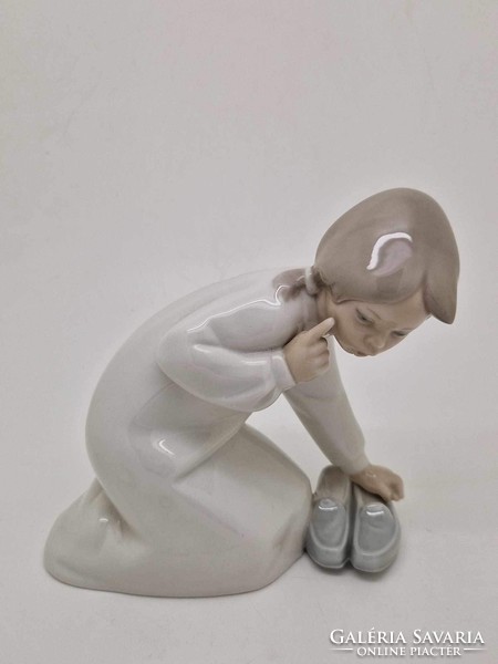 Lladro spanyol porcelán figura lány hálóingben 13.5cm