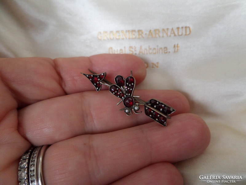 Antique garnet brooch / pin