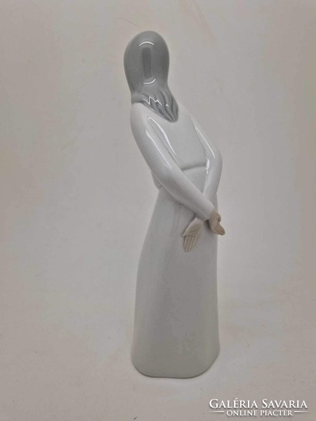 Valencia spanyol porcelán figura lány hálóingben 20cm