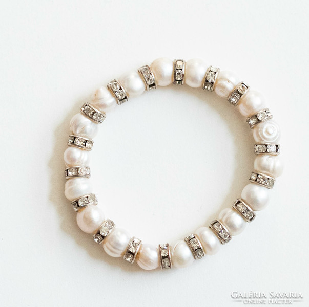 Cultured pearl bracelet with rhinestone metal decorations