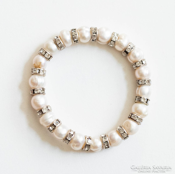 Cultured pearl bracelet with rhinestone metal decorations