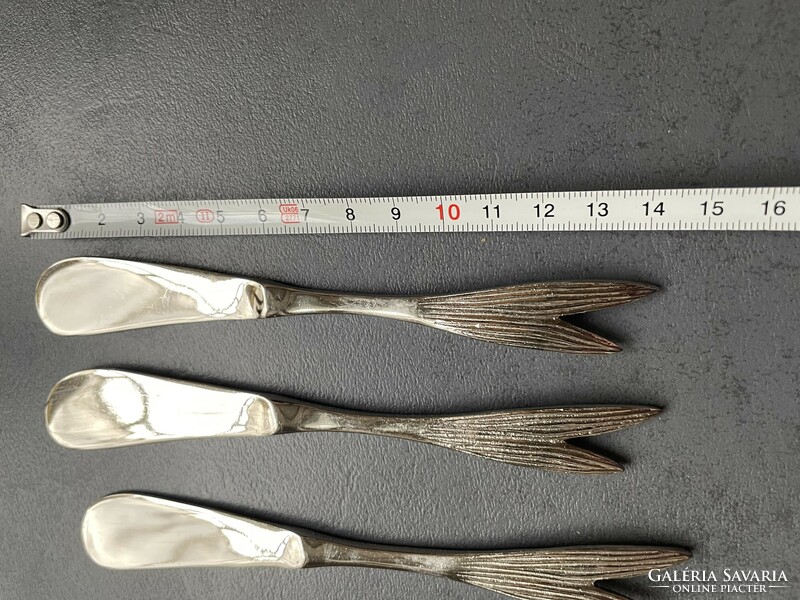 Nice set of 4 butter knives with a fish tail