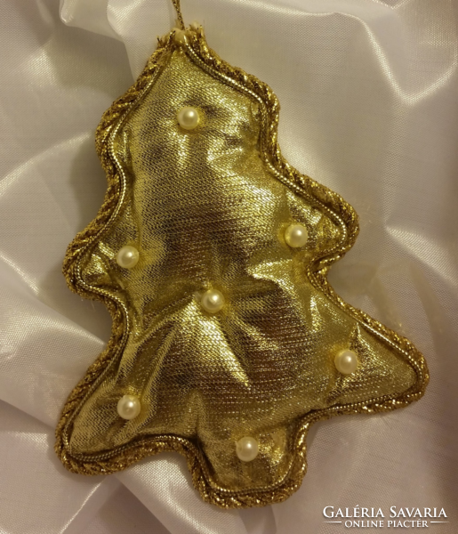 Régi aranyszínű textil fenyőfa formájú karácsonyfadísz gyöngyökkel, karácsonyi dekoráció